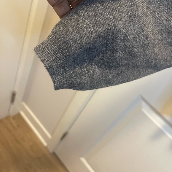 Luxurious Elements 100% Cashmere Crewneck Sweater. Soft. Warm - Picture 5 of 5